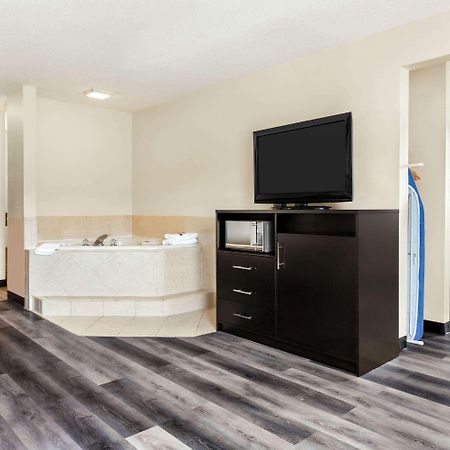 Super 8 By Wyndham Clinton Otel Dış mekan fotoğraf