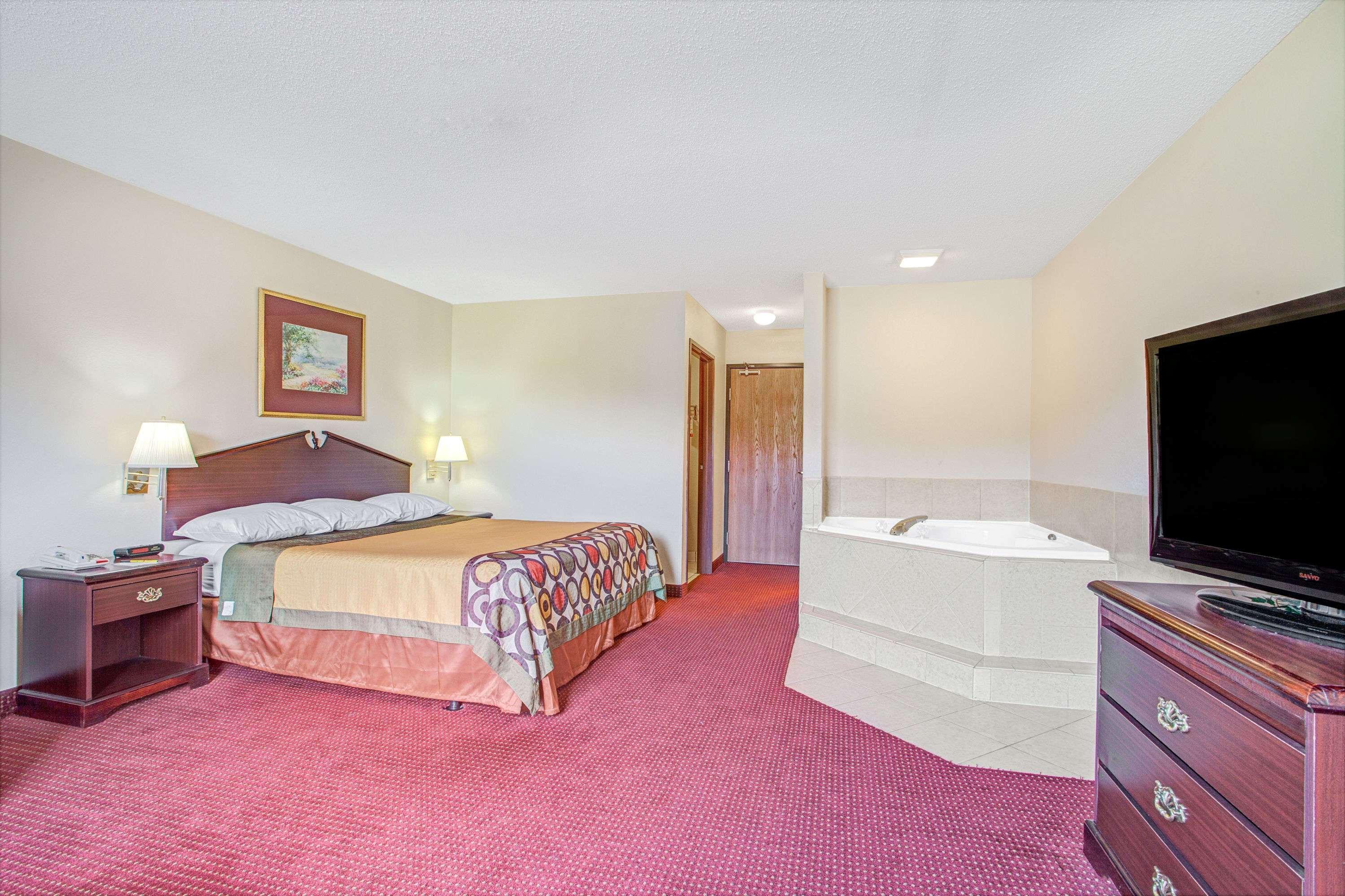 Super 8 By Wyndham Clinton Otel Dış mekan fotoğraf