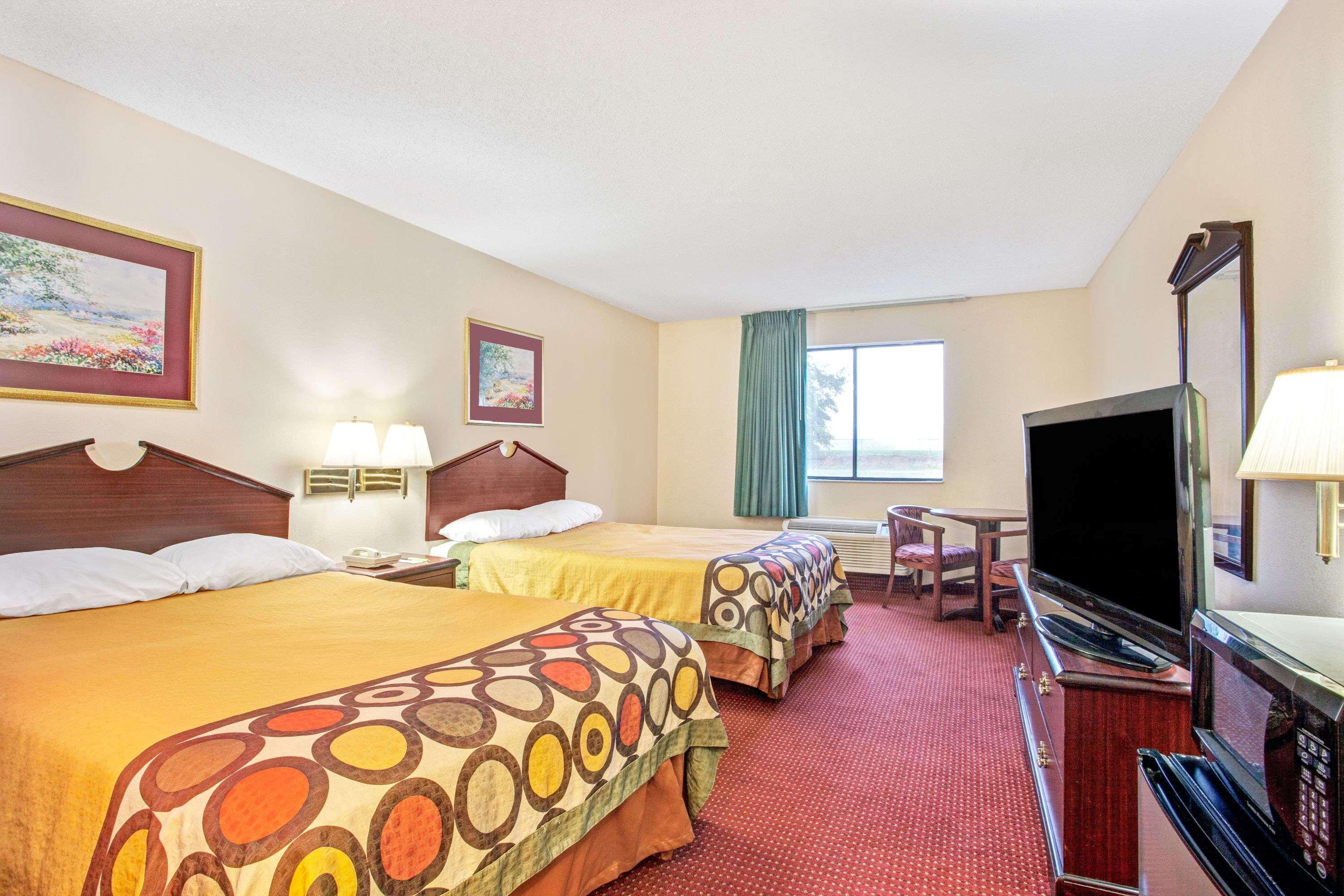 Super 8 By Wyndham Clinton Otel Dış mekan fotoğraf