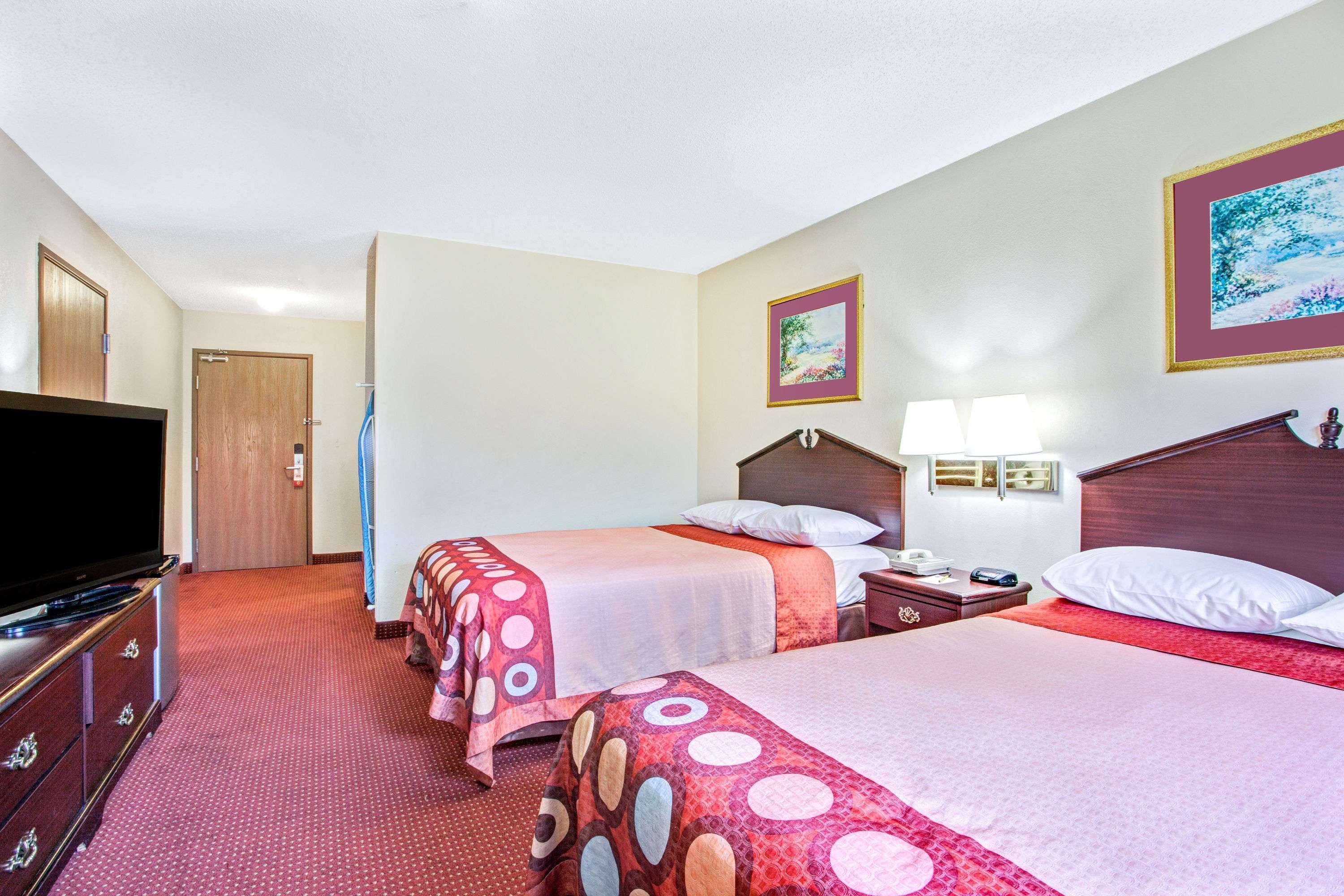 Super 8 By Wyndham Clinton Otel Dış mekan fotoğraf