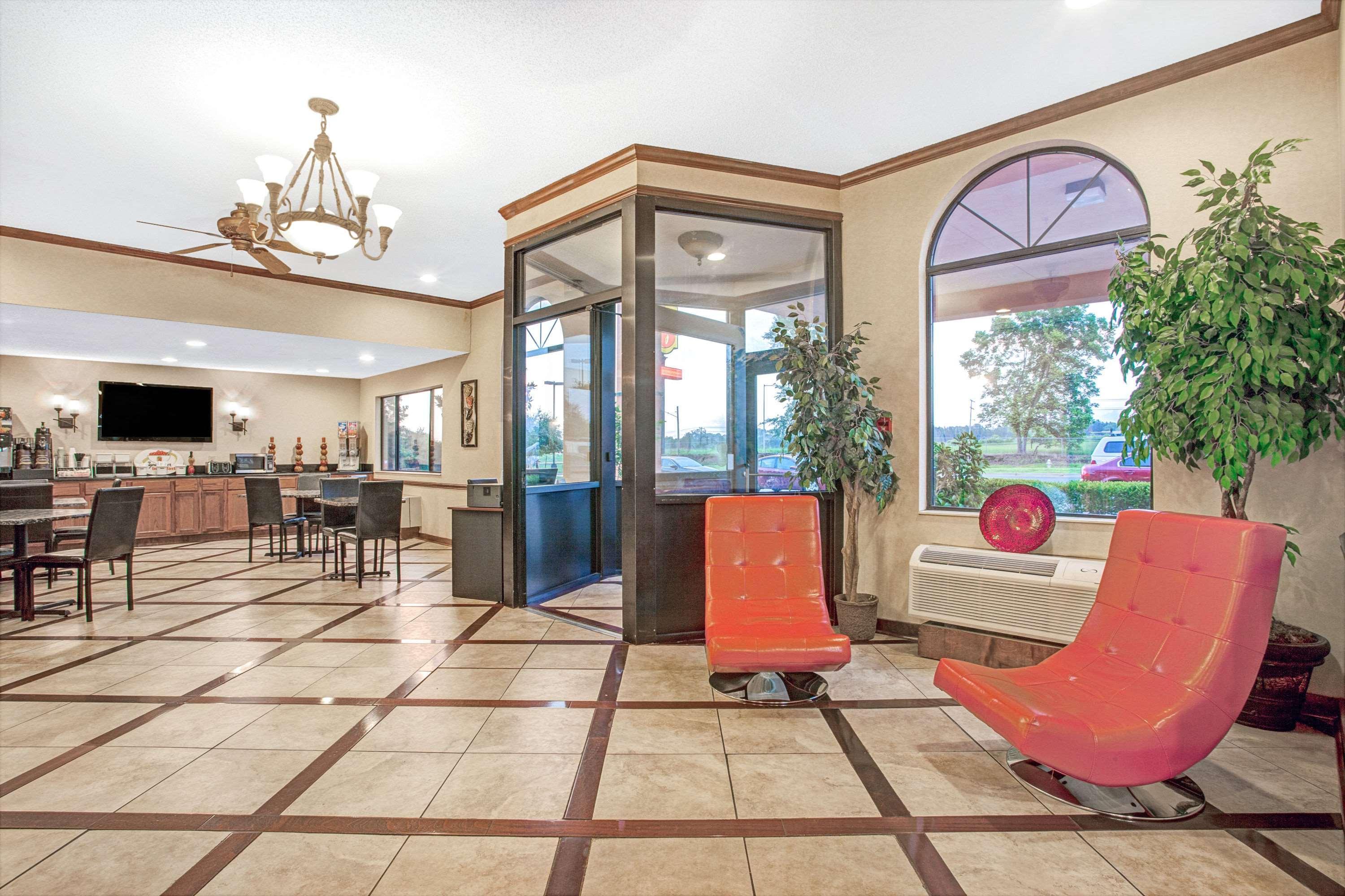 Super 8 By Wyndham Clinton Otel Dış mekan fotoğraf