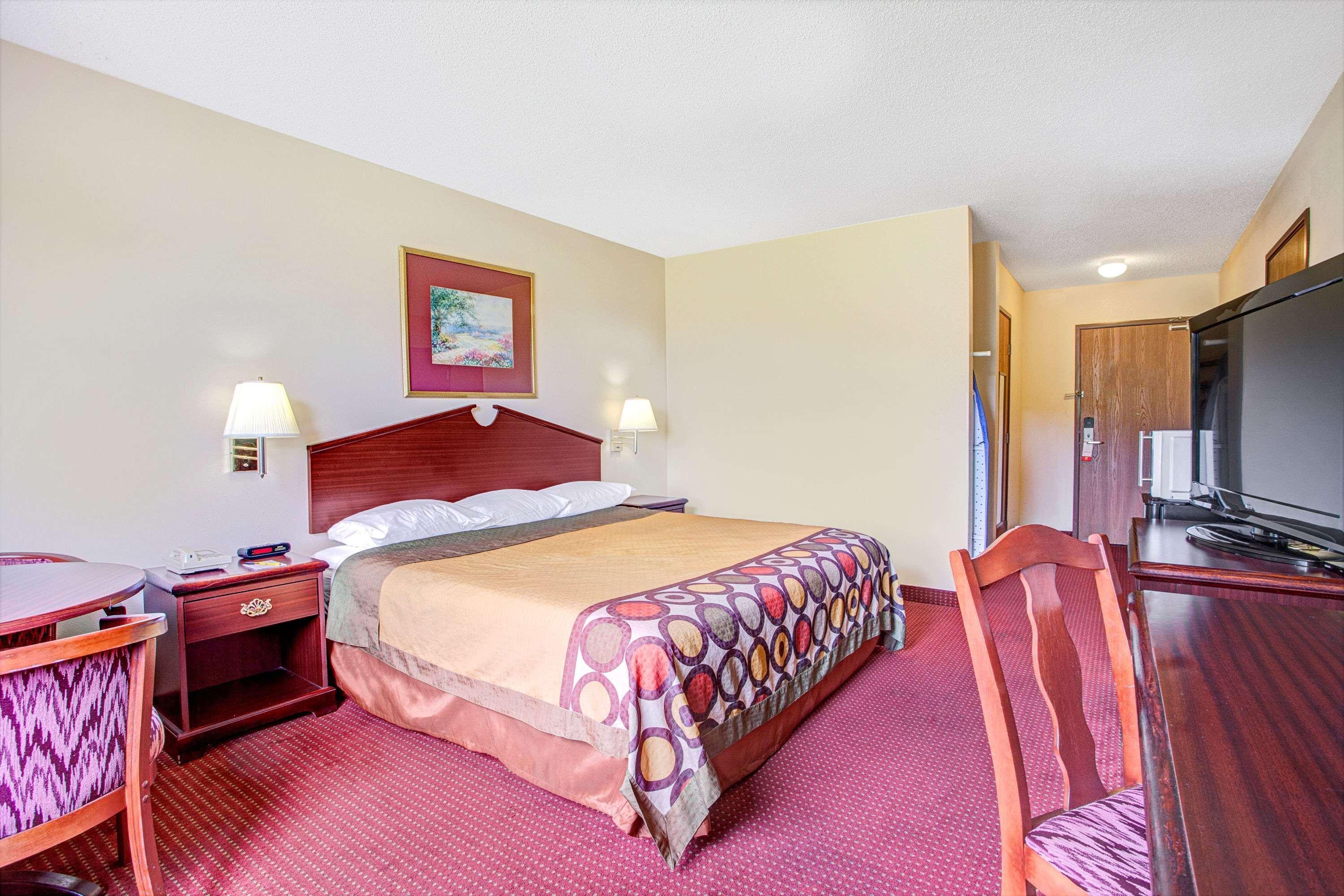 Super 8 By Wyndham Clinton Otel Dış mekan fotoğraf