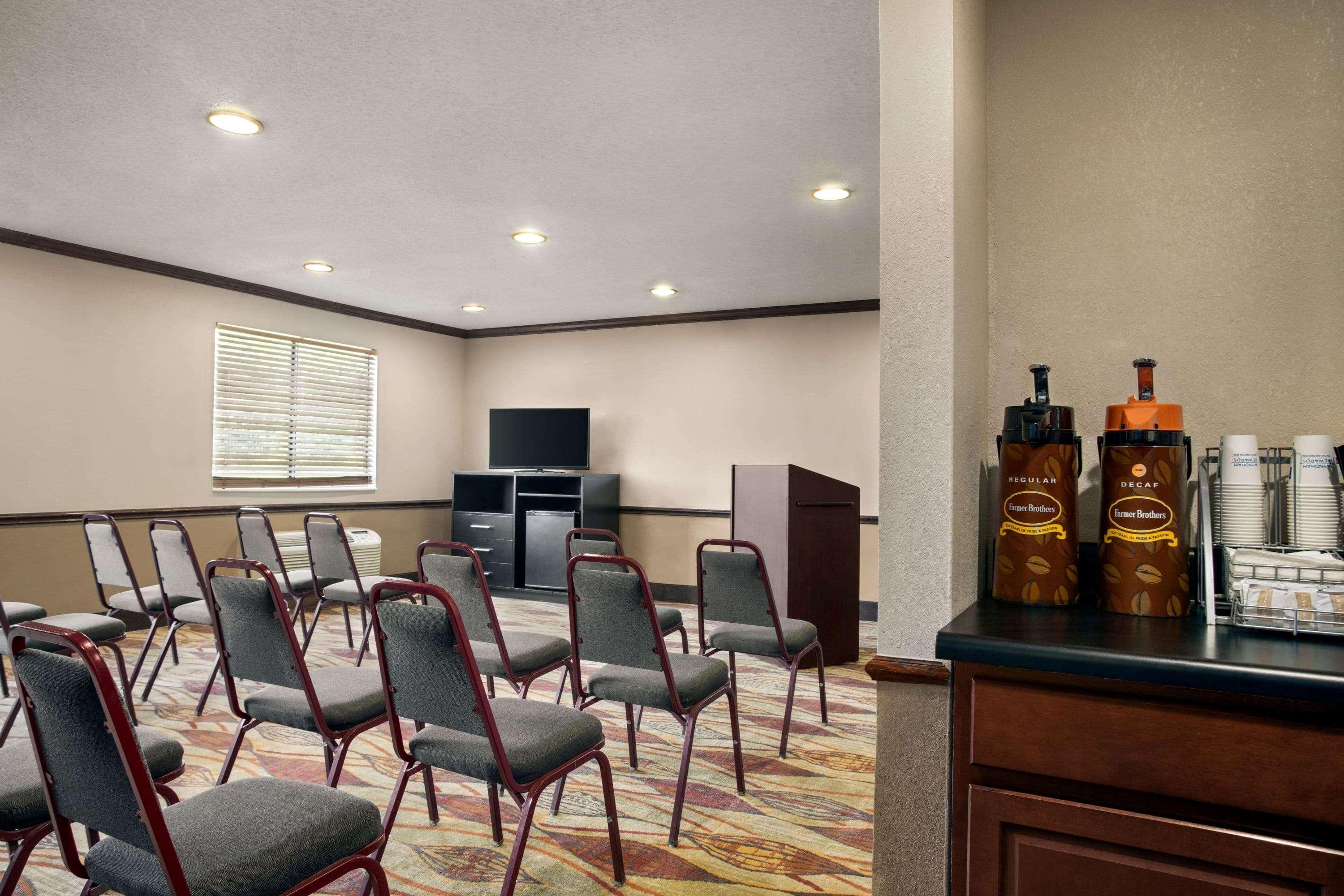 Super 8 By Wyndham Clinton Otel Dış mekan fotoğraf
