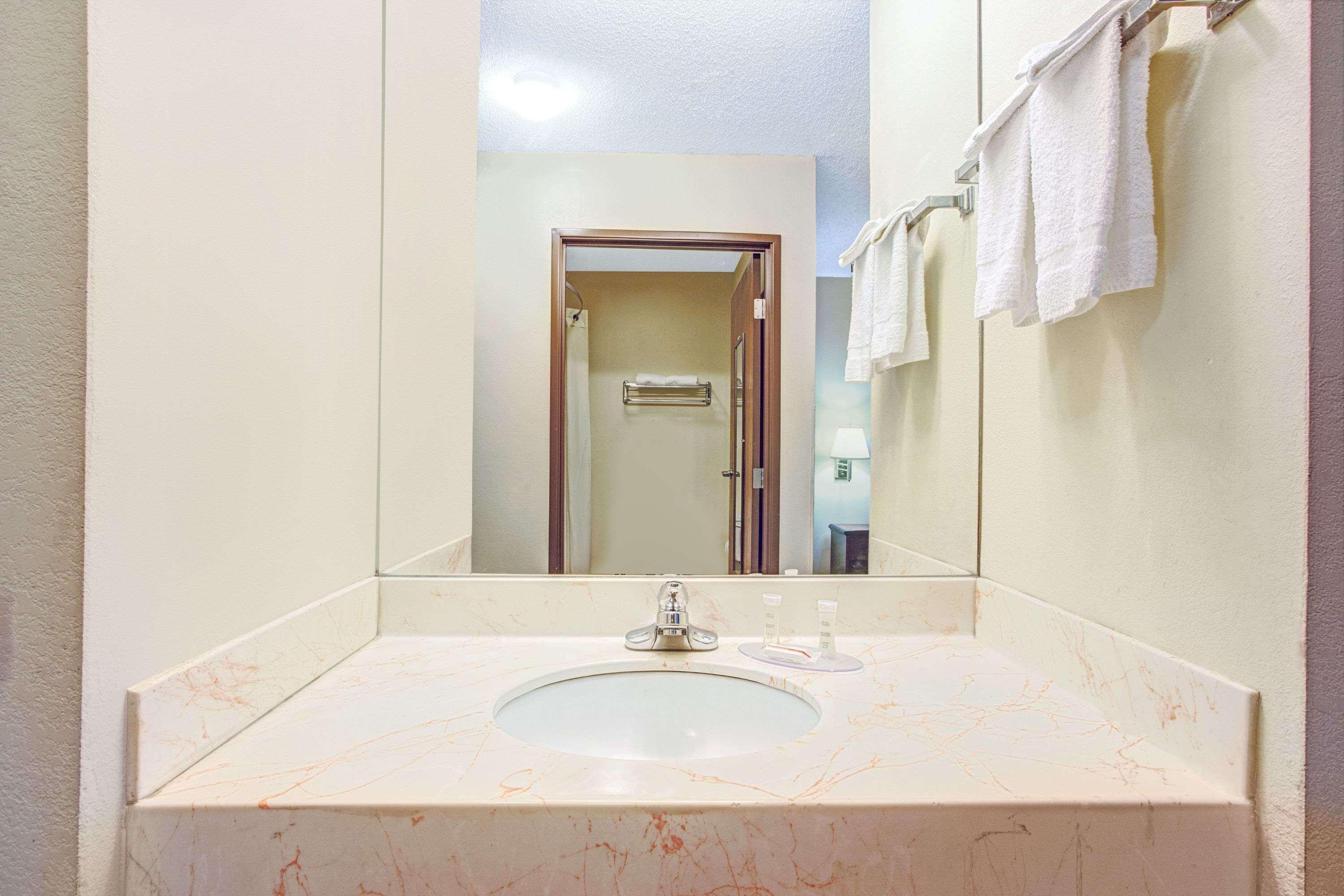 Super 8 By Wyndham Clinton Otel Dış mekan fotoğraf