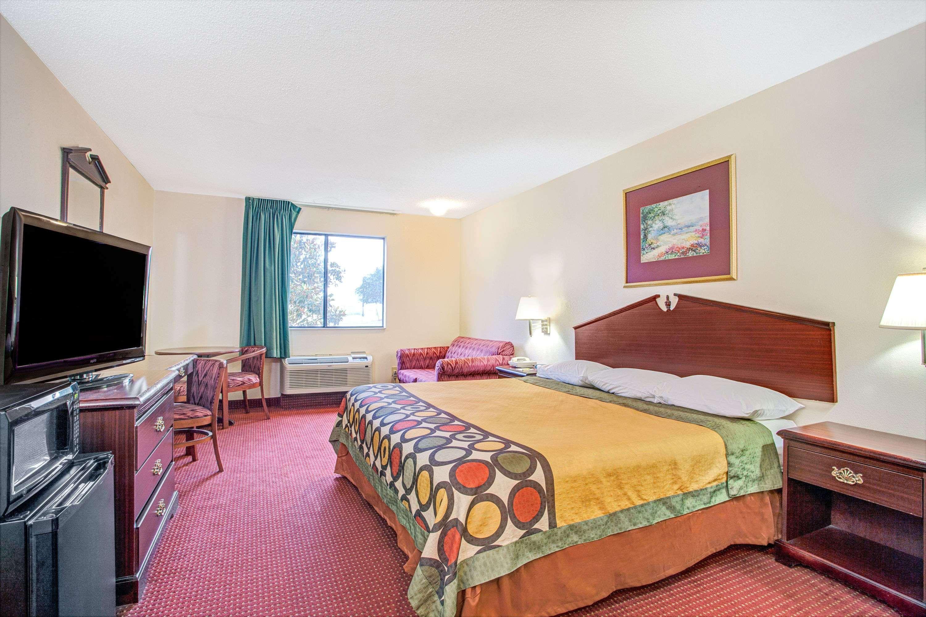 Super 8 By Wyndham Clinton Otel Dış mekan fotoğraf