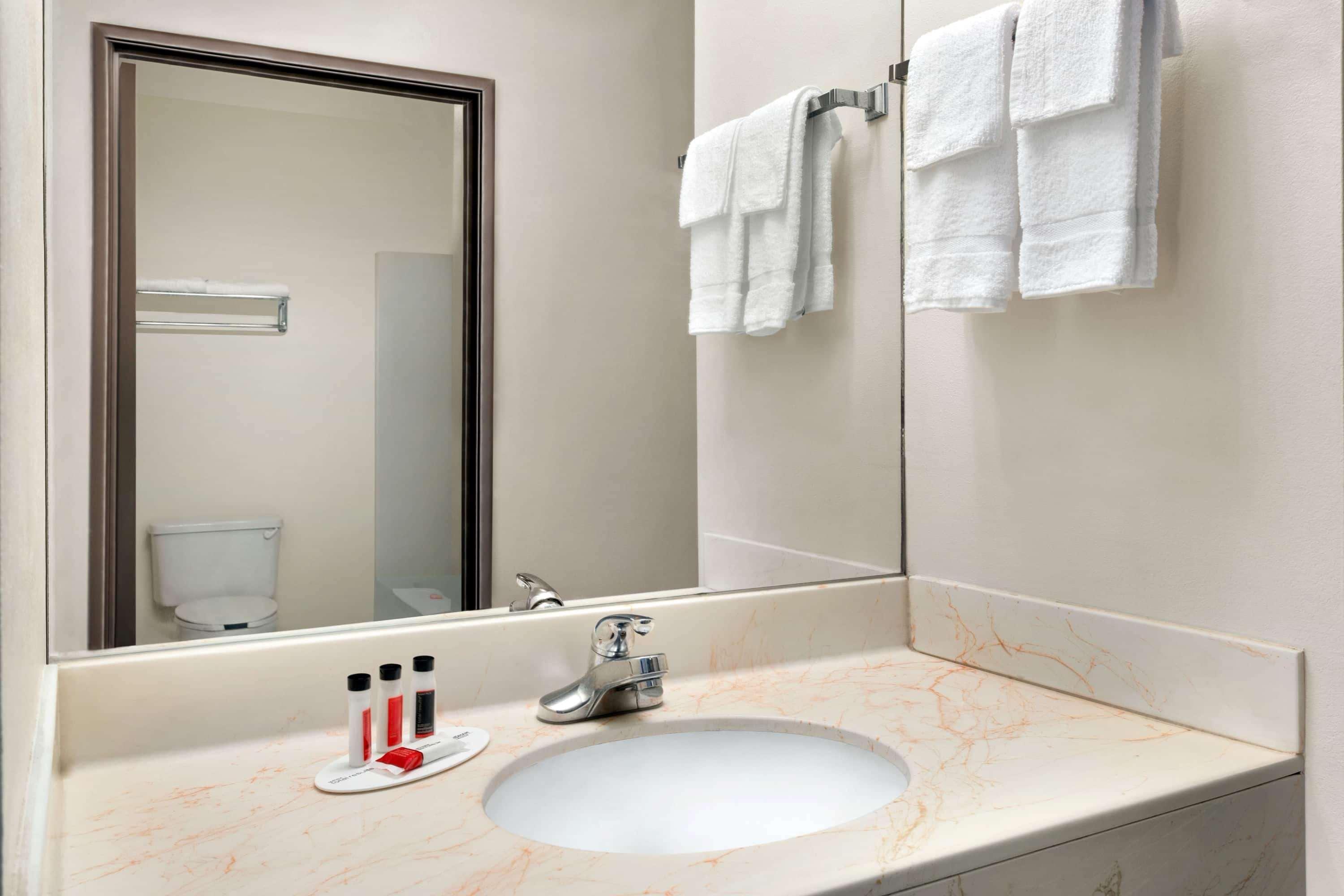 Super 8 By Wyndham Clinton Otel Dış mekan fotoğraf