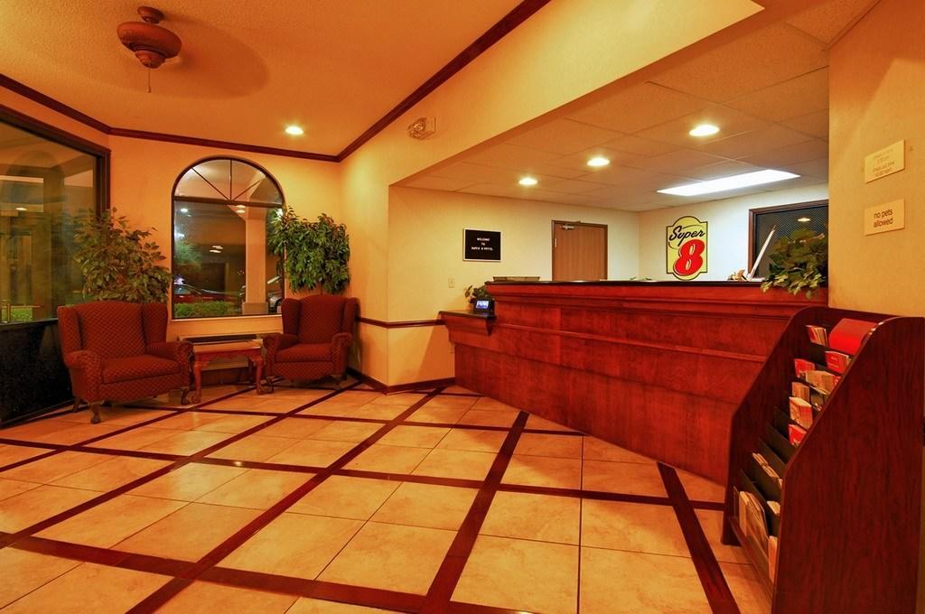 Super 8 By Wyndham Clinton Otel Dış mekan fotoğraf