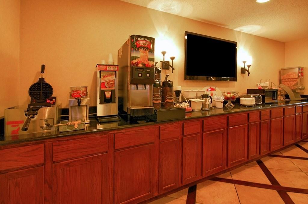 Super 8 By Wyndham Clinton Otel Dış mekan fotoğraf