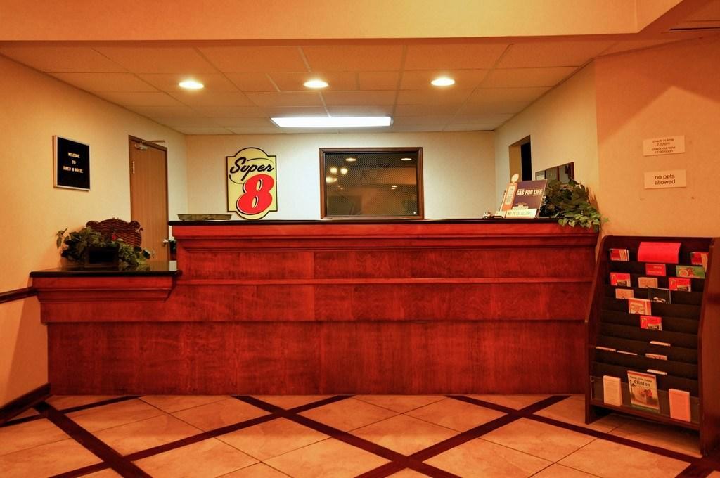 Super 8 By Wyndham Clinton Otel Dış mekan fotoğraf